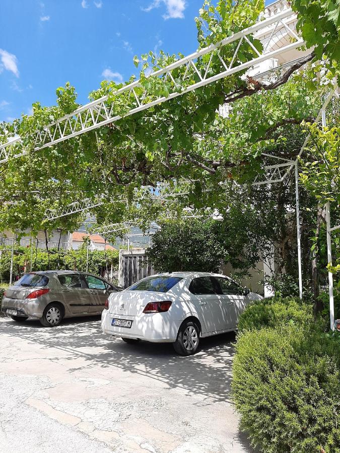Apartments And Rooms With Parking Space Kastel Stafilic, Kastela - 18673 Exterior foto