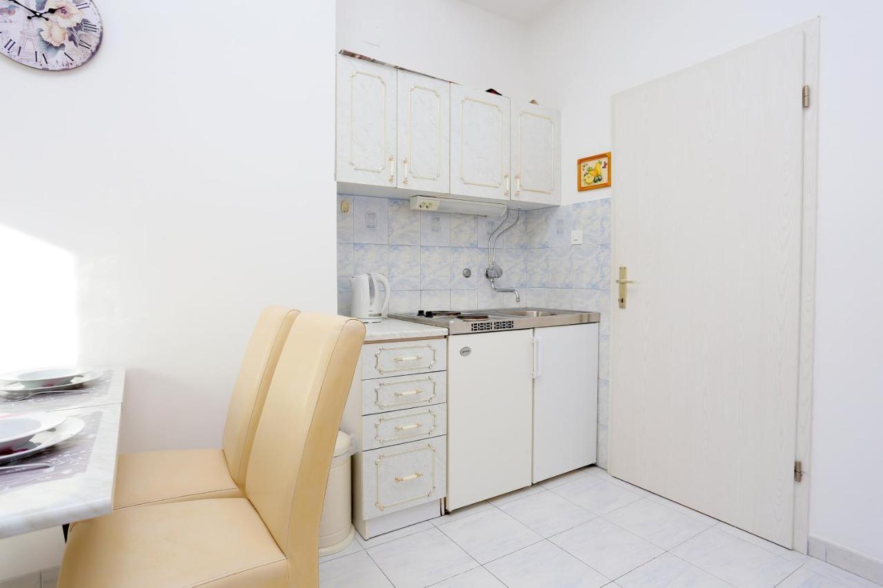 Apartments And Rooms With Parking Space Kastel Stafilic, Kastela - 18673 Exterior foto